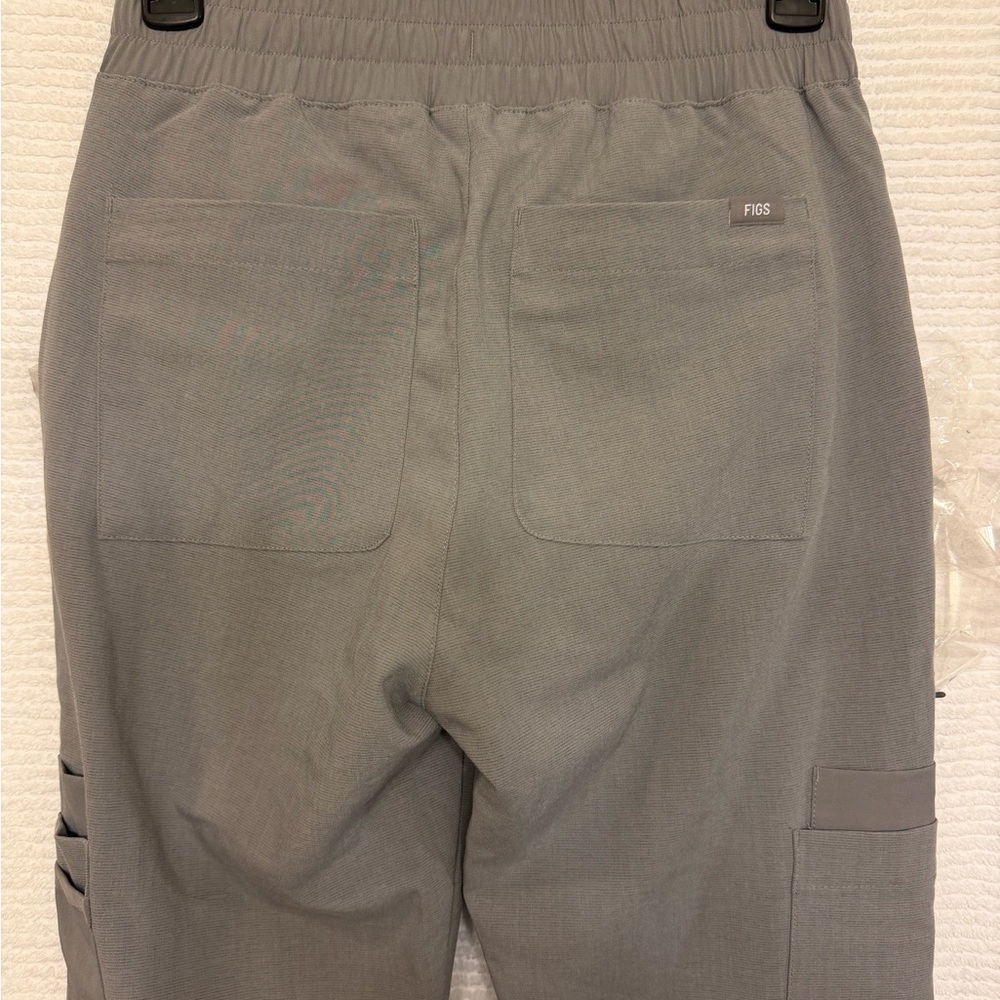 Figs Charlotte 21 Pocket Slim Jogger Scrubs - Picture 9 of 13
